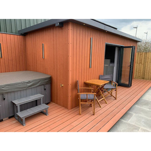 CONTENEDOR CONVERTIDO EN CASA PORTÁTIL CON MUEBLES DE JARDIN